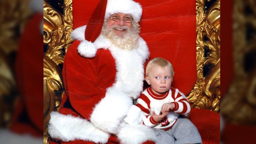 hilarious-toddler-signals-help-while-taking-picture-with-santa