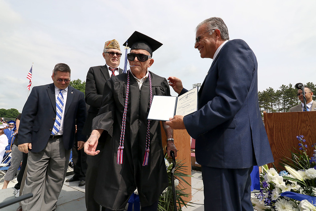 WWII-Veteran-Gets-High-School-Diploma-At-the-Age-of-94