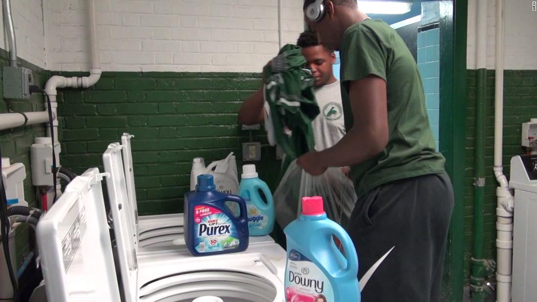 Principal-Installed-Free-Laundromat-at-School-to-Stop-Bullying