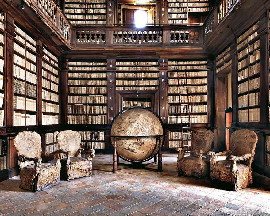 Photographer-Traveled-Around-the-World-to-Look-for-the-Most-Beautiful-Libraries