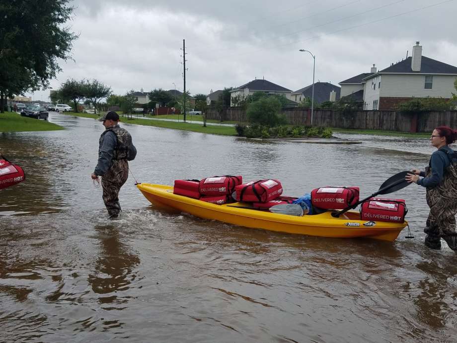 texas-pizza-hut-delivers-free-pizza-by-kayaking-to-harvey-victims