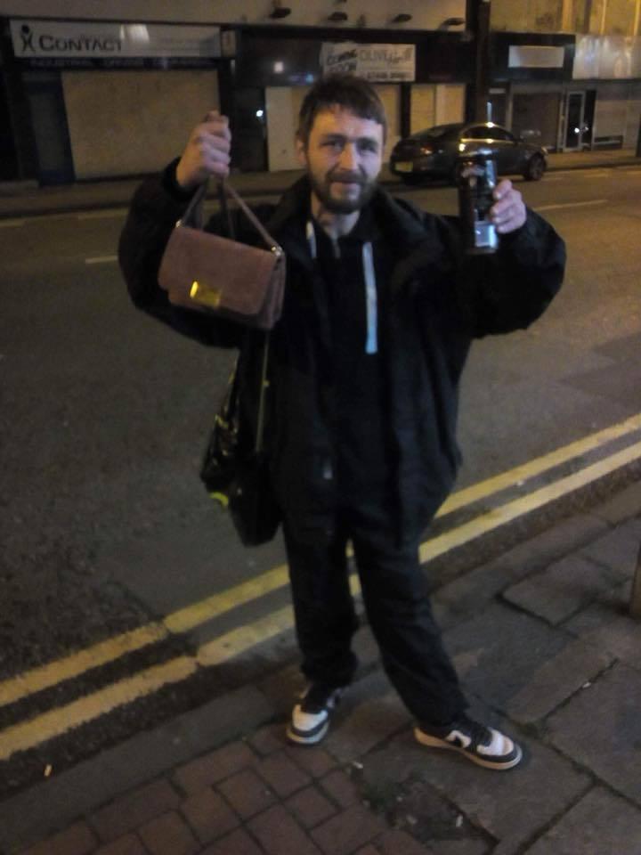 homeless-man-spends-2-days-looking-for-the-owner-of-the-lost-purse