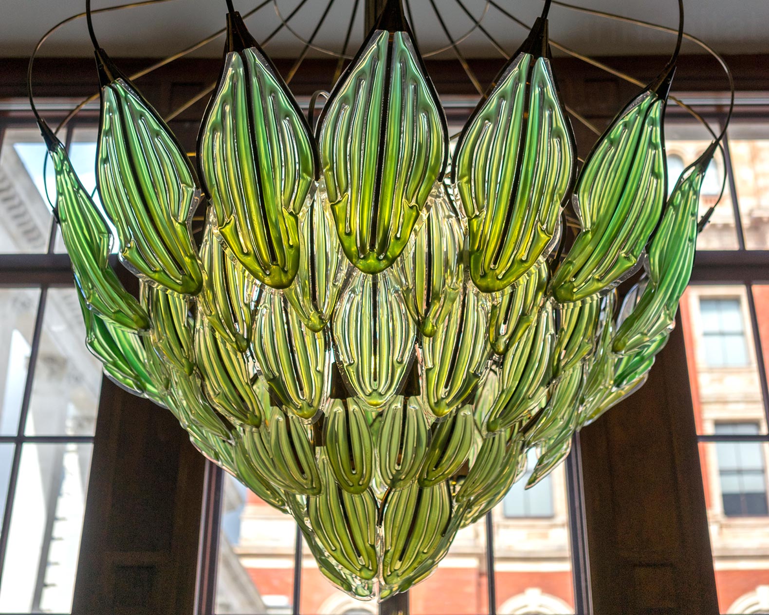 living-lamp-made-with-algae-filled-leaves-naturally-purifies-the-air-
