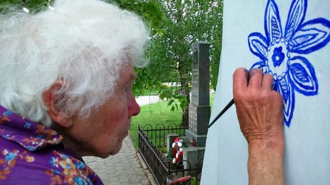 90-year-old-czech-grandma-turns-small-village-into-her-art-gallery