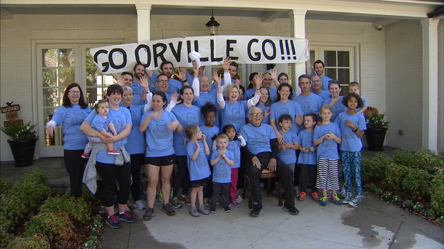 to-celebrate-his-100th-birthday-grandpa-runs-100-miles-with-family-awesome